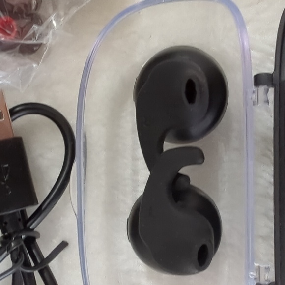 True Wireless stereo earbuds NWT - Picture 4 of 6